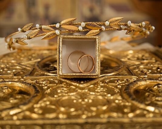złota biżuteria, jak wybrać złotą biżuterię, jak kupować złotą biżuterię, co jest ważne przy zakupie złotej biżuterii, złoty wisiorek, złoty pierścionek, złoty zegarek, złota bransoletka