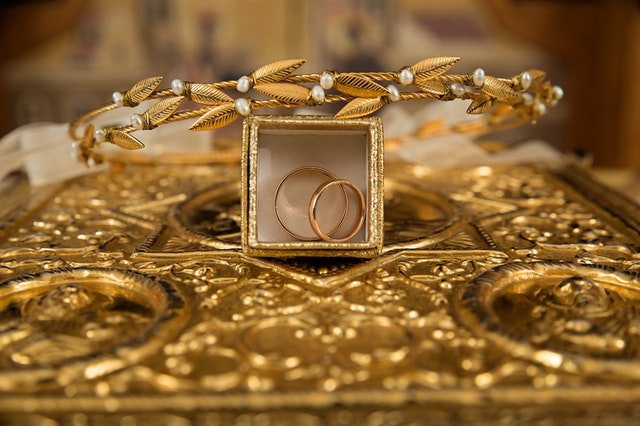 złota biżuteria, jak wybrać złotą biżuterię, jak kupować złotą biżuterię, co jest ważne przy zakupie złotej biżuterii, złoty wisiorek, złoty pierścionek, złoty zegarek, złota bransoletka