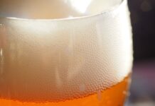 Co rozpuszcza paznokcie?